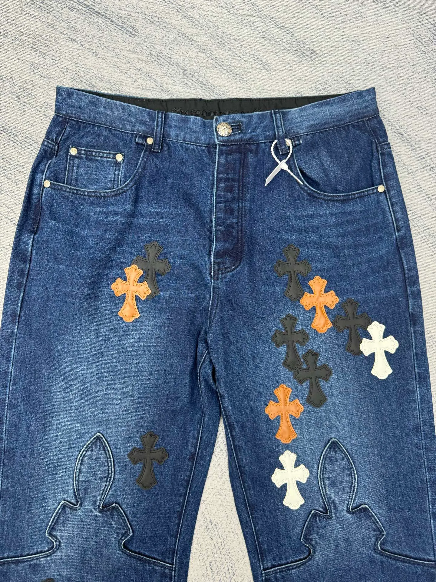 P750 Chrome Heat CH limited flame patch leather jeans Size: 30/32/34/36/38 This jeans is a store VIP limited edition (can only be purchased by store VIPs) and is not an official website model, so it is even rarer. When we got it back, we found that these pants were different from the usual 501 version. These pants were made of CH's own soleplate, not the 501 soleplate. So I can only customize the fabrics myself and rely on various relationships to get the raw material fabrics. The washing process also took dozens of attempts to finally achieve the effect we wanted. This pair of pants uses a total of 35 pieces of leather, all of which are second-layer cowhide. Therefore, whether the material is leather label or wash label, fabric or hardware, the mold needs to be re-opened and the cross must be sewn manually (in order to restore it, it can only be done manually).